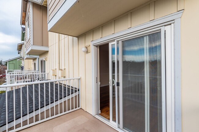 Building Photo - 2 Bedroom, 2.5 Bath Condo in Madrona Heights