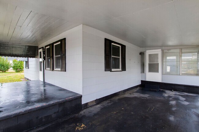 Building Photo - Charming 3BR Ranch Home Minutes from Downtown Smithfield!