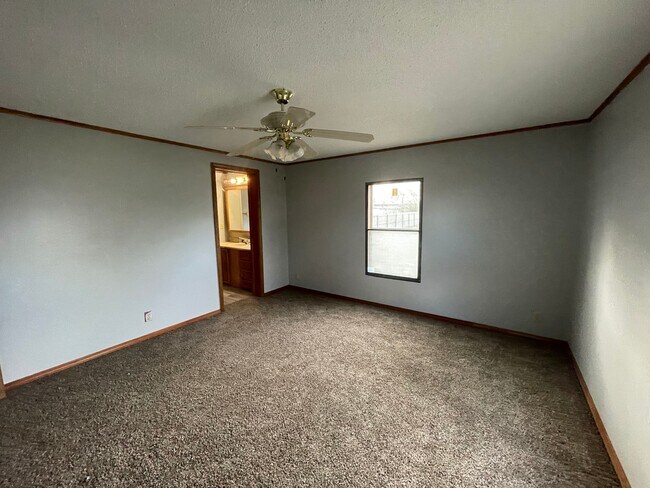 Building Photo - 5601 SW Lakefront Ln S