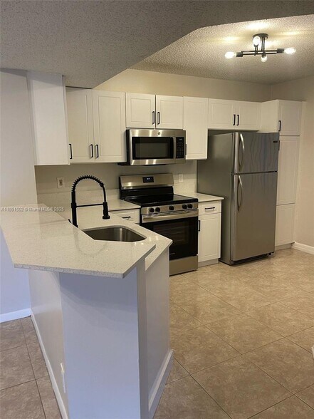 Building Photo - 8781 Wiles Rd