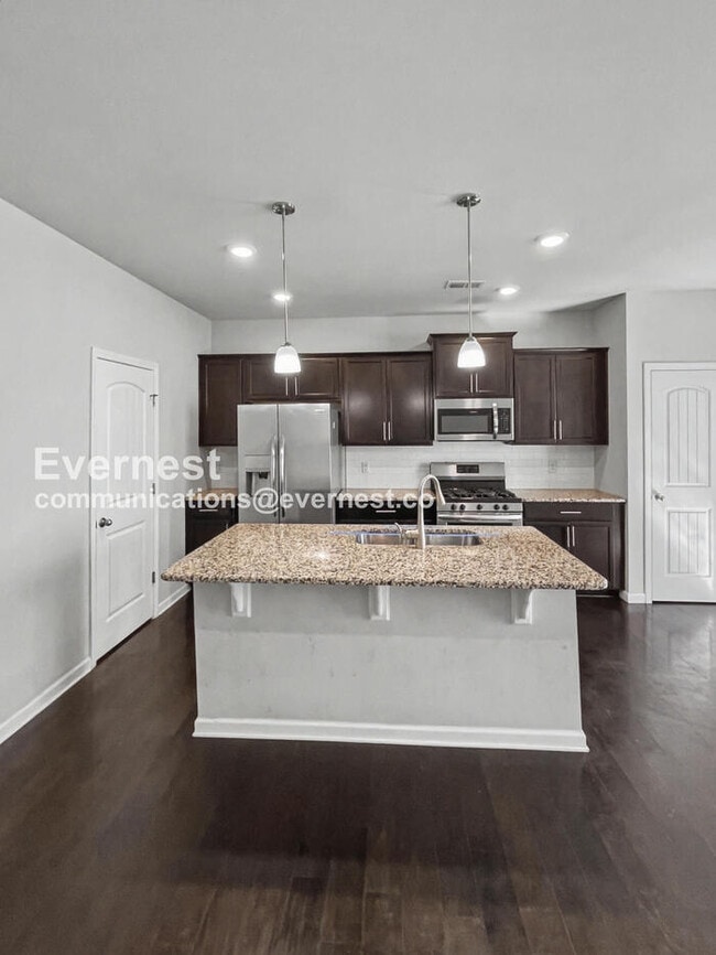 Building Photo - 3 Bed/2.5 Bath Townhome with Garage / Pet-Friendly / Available Now!