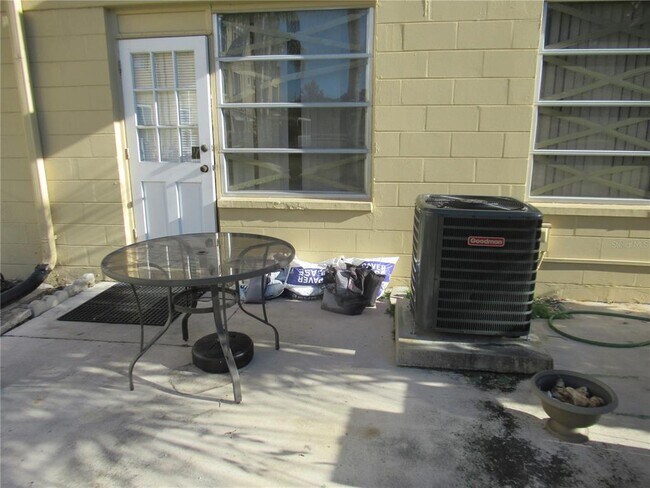 Building Photo - 2402 Ecuadorian Way