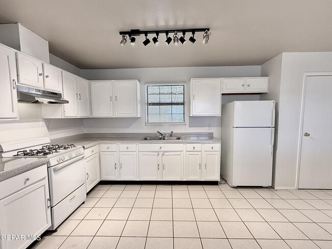 Building Photo - 13373 Greendale