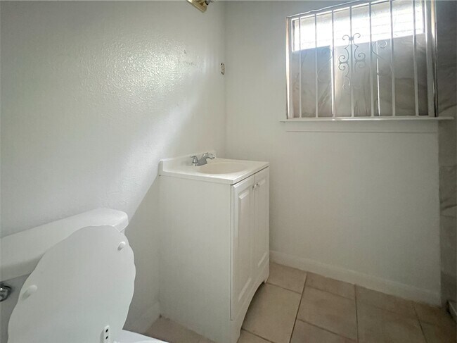 Building Photo - 13522 Hollypark Dr