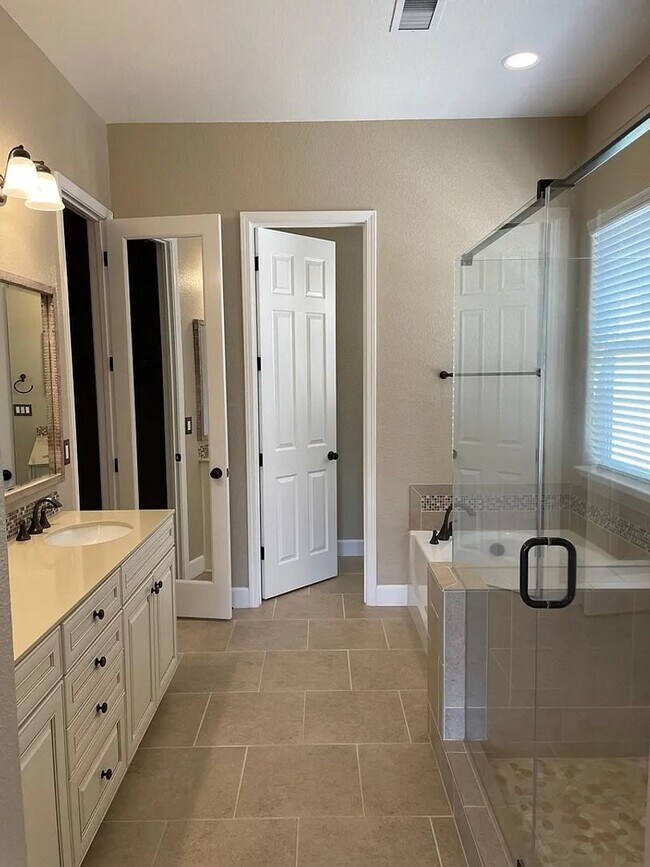 Building Photo - 342 Desert Chukar Dr