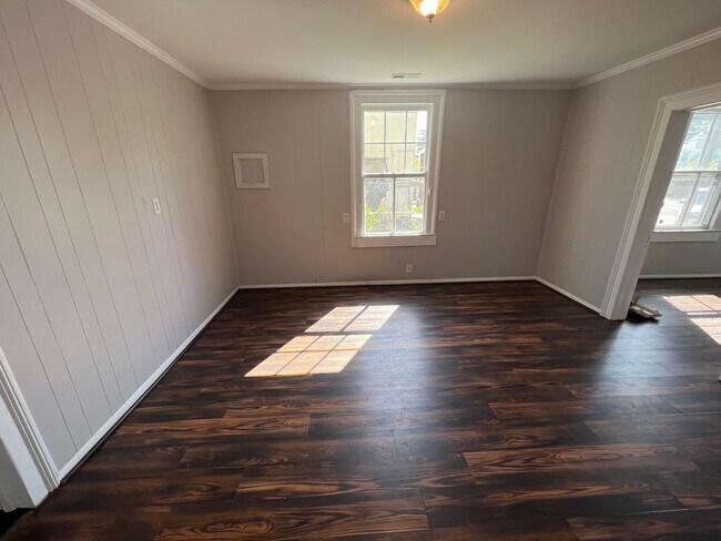 Building Photo - Remodeled 3 bedroom/ 2 bathroom home within minutes of downtown.