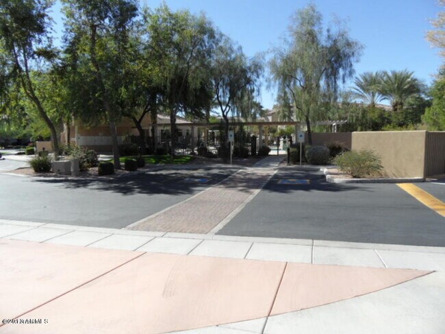 Building Photo - 11000 N 77th Pl