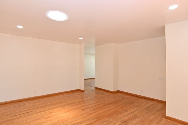 Building Photo - 4/2 W/ AC near San Tomas Expwy & El Camino...