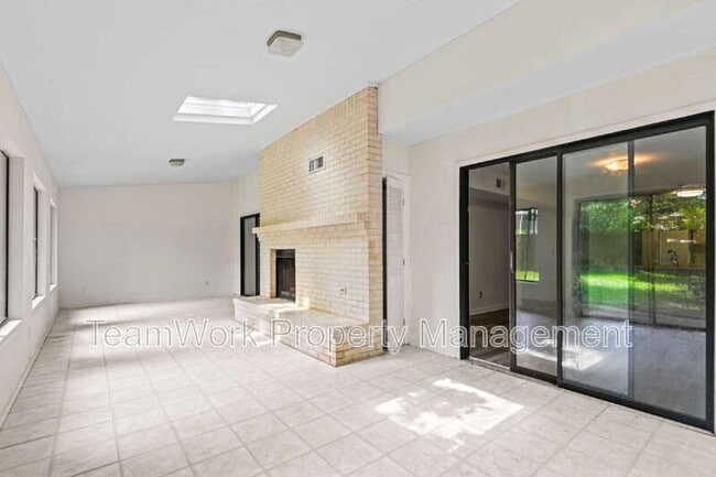 Building Photo - 9 Stallion Ct