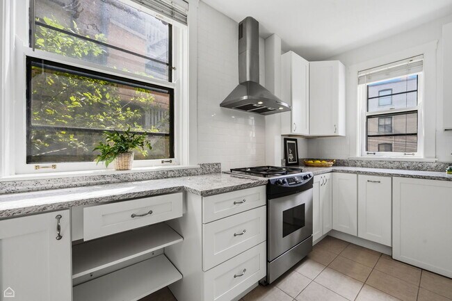 Building Photo - 632 Sheridan Square