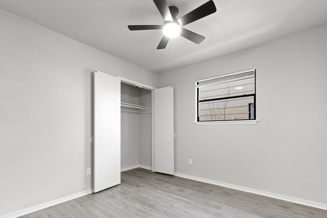 Building Photo - 1304 Pinewood Ct