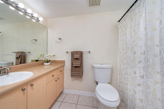 Building Photo - 2482 Centergate Dr