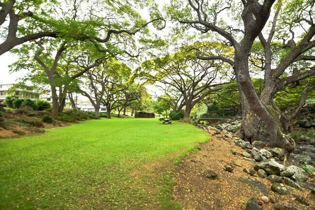 Building Photo - Rarely Available 2BR / 2.5Bath / 2 Parking Carport with 2 Storage Lockers at Nuuanu Streamside!