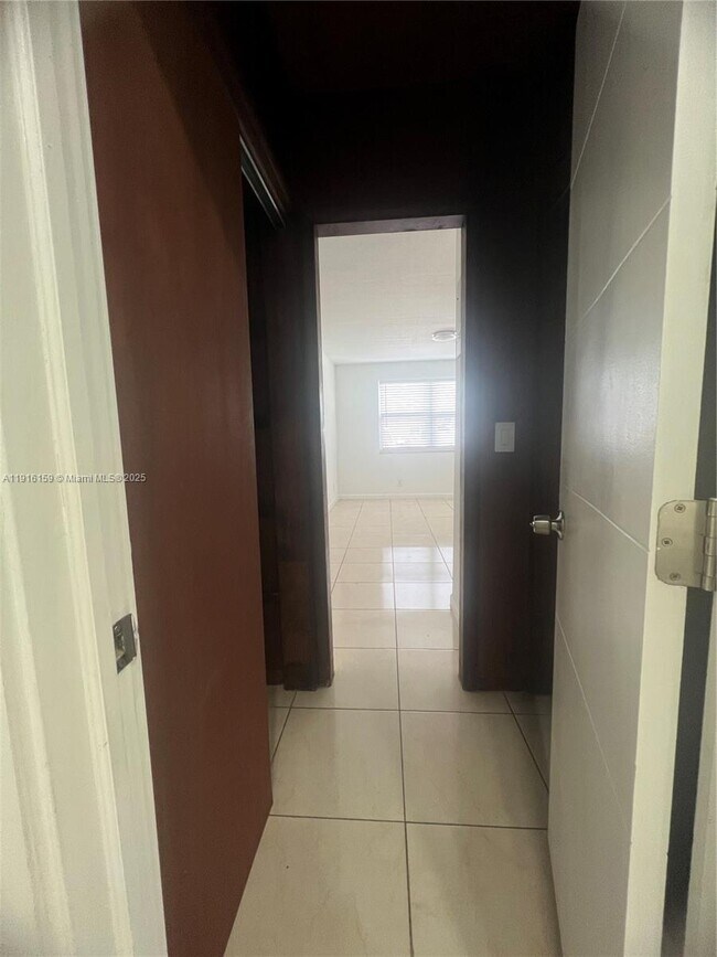 Building Photo - 206 SE 10th St