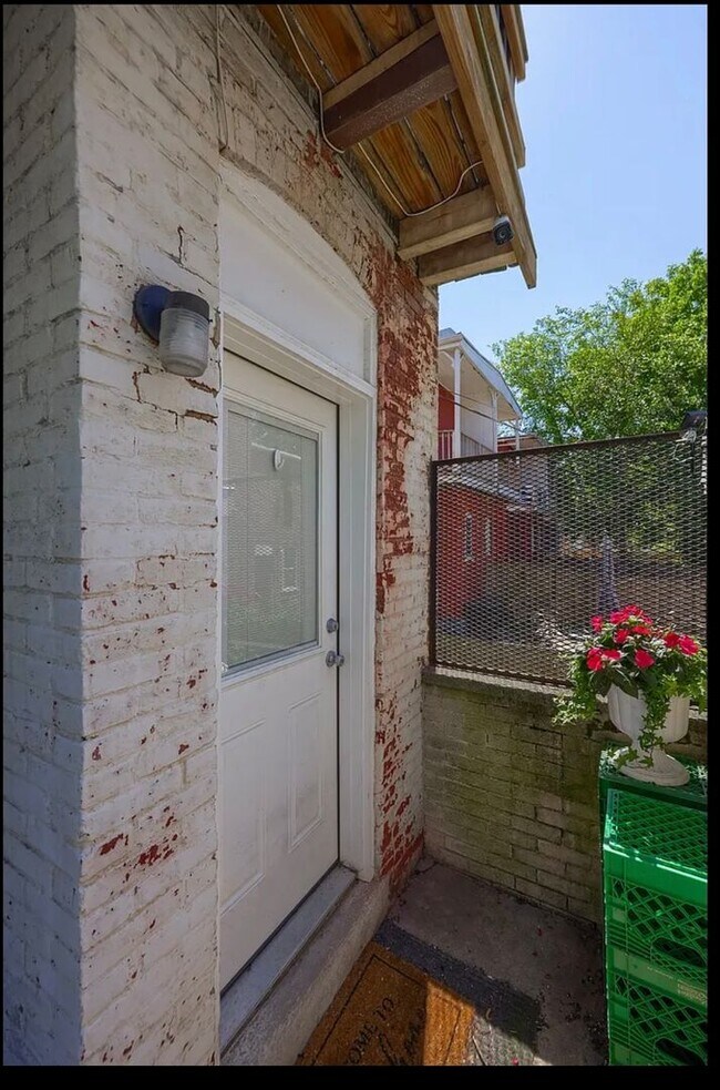 Building Photo - 361 E Ross St