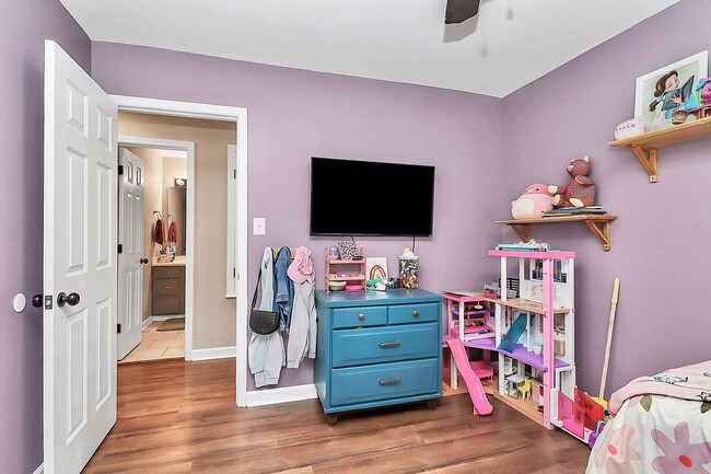 Building Photo - 4227 Deerfield Dr
