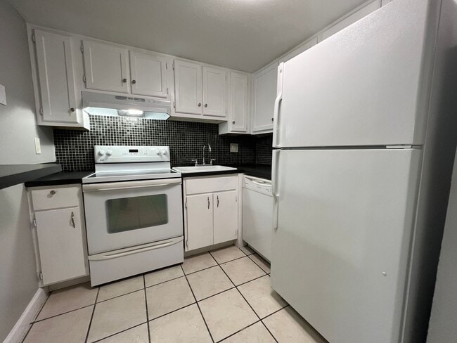 Building Photo - Altamonte Springs 1/1 Condo ~ Lakefront Community ~ Great Amenities!!