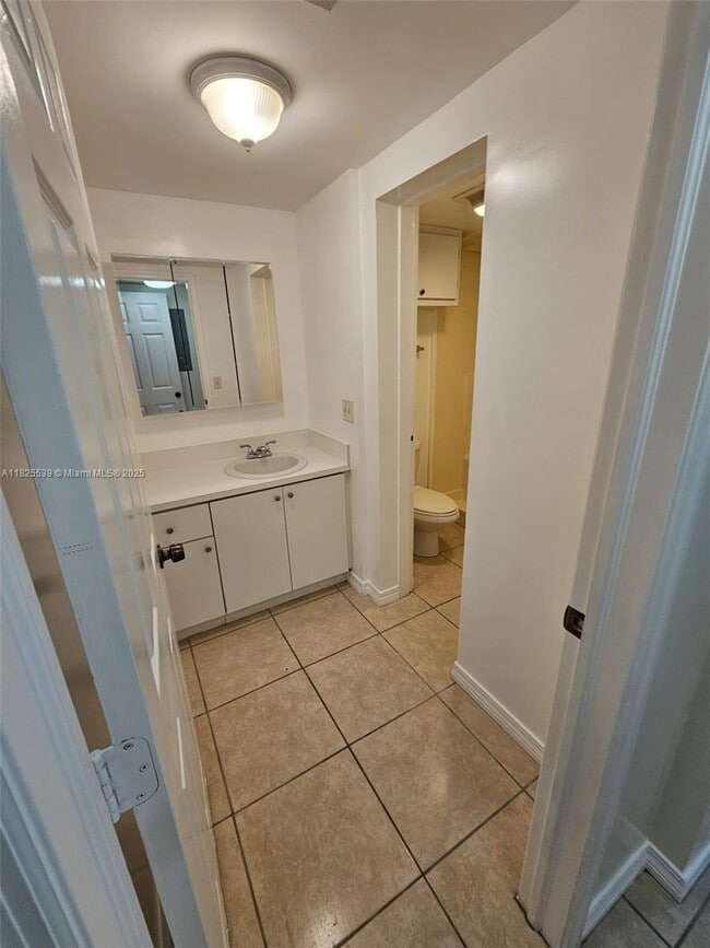 Building Photo - 15027 Coconut Ct
