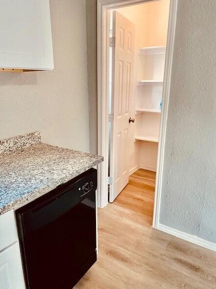 Building Photo - 4834 Meadow Park Dr