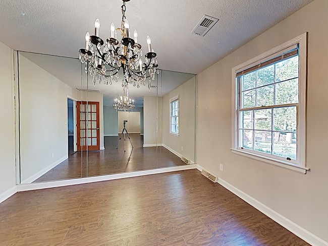 Building Photo - 4200 Oakridge Dr Columbia SC 29204