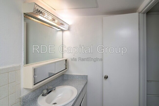 Building Photo - 7048 Glenview Dr