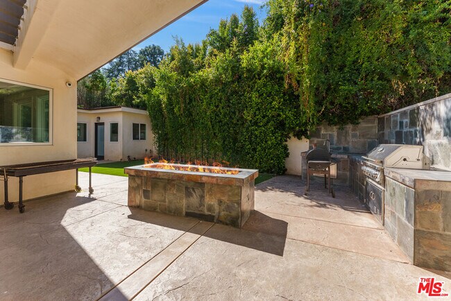 Building Photo - 363 S Saltair Ave