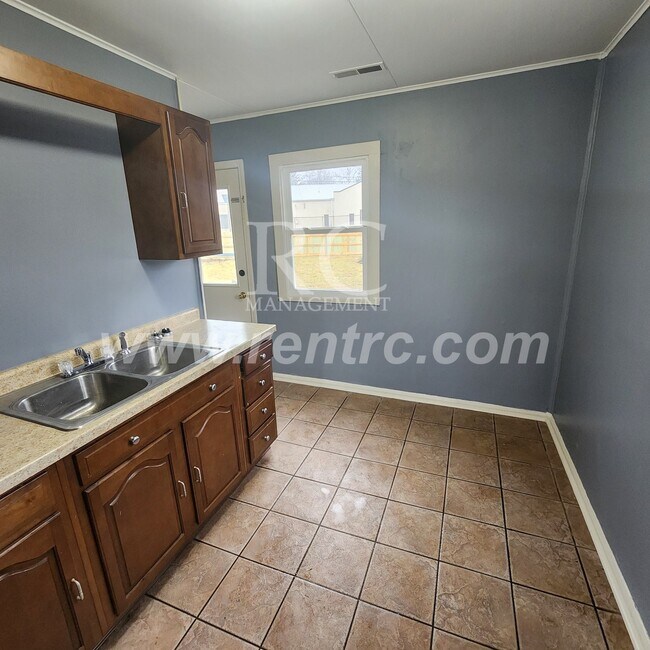 Building Photo - 210 Lindenwood-