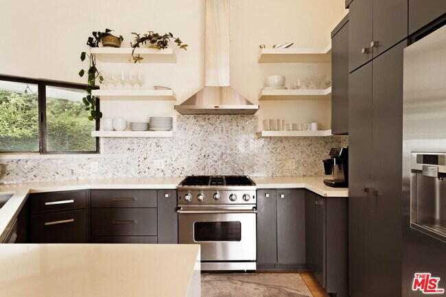 Building Photo - 303 Mavis Dr