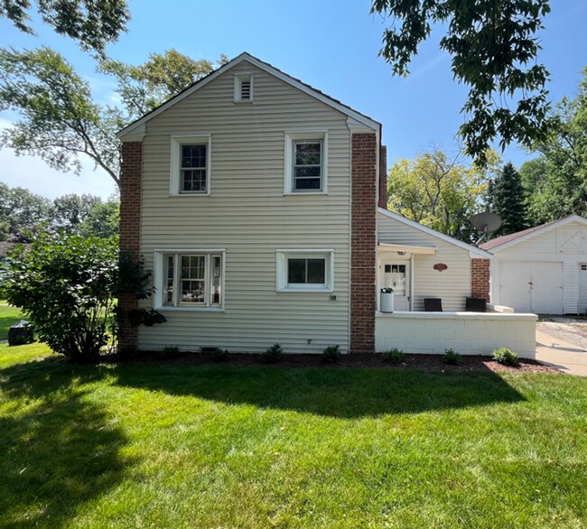Building Photo - Charming Greendale Single Family Home!