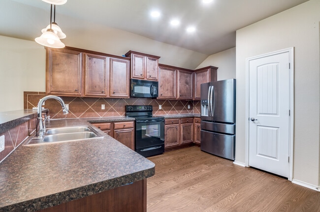 Building Photo - 805 Canyon Pl
