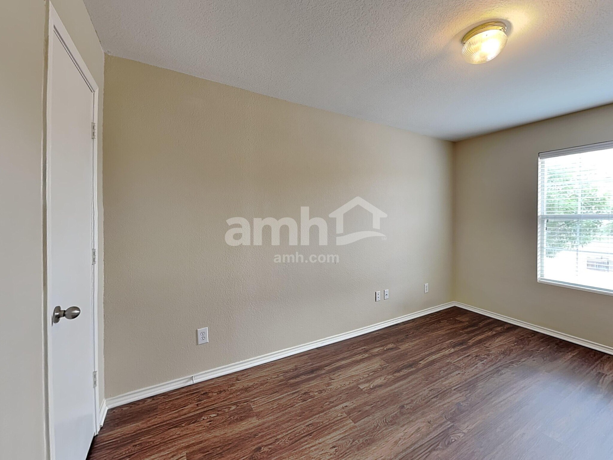 Building Photo - 9314 Silver Vis