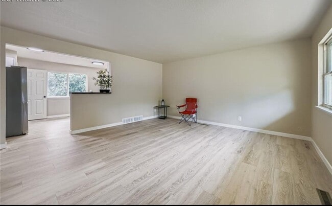 Building Photo - Spacious 5 bedroom, 2 ba, large basement with additional kitchen & private entry