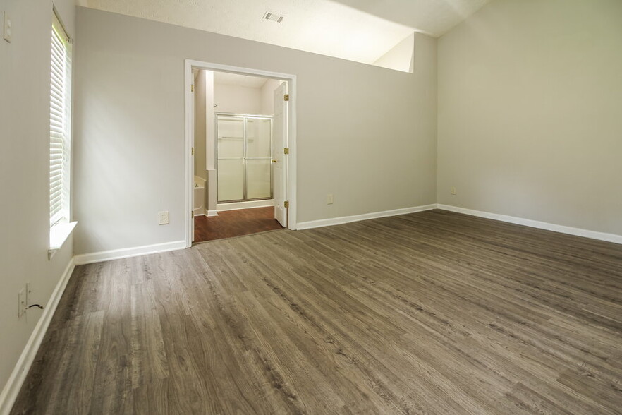 Building Photo - 5729 Lakeview Cir