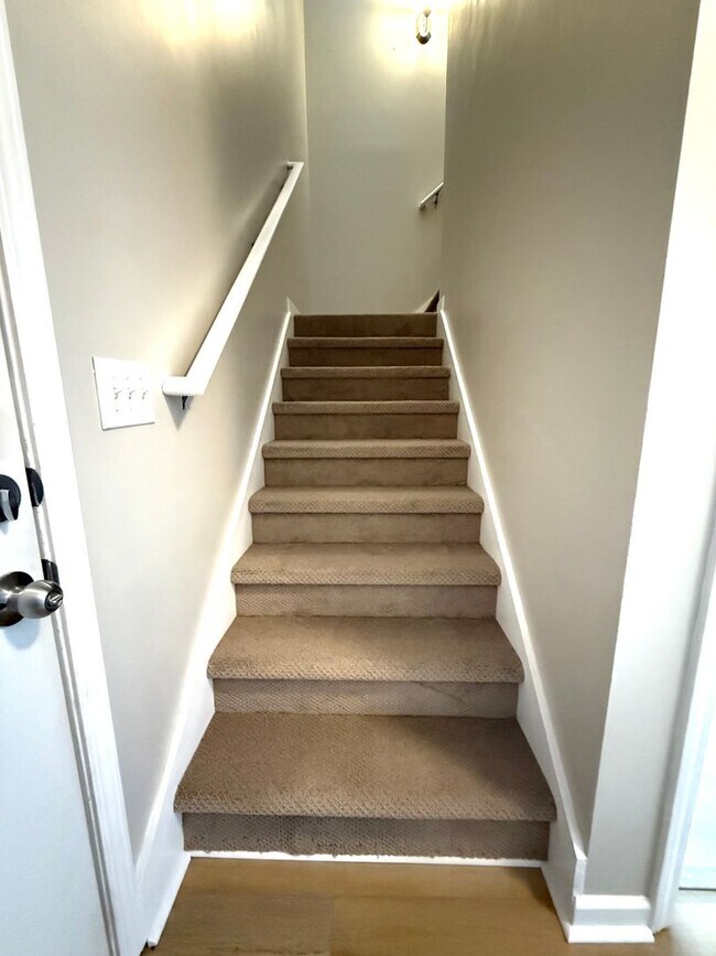 Building Photo - Renovated  3 Bed 3.5 Bath Town Home