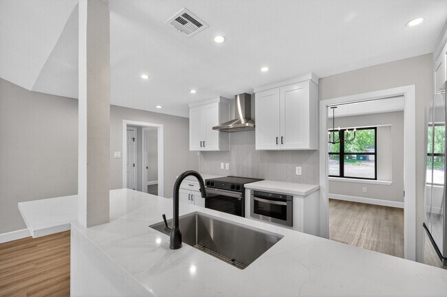 Building Photo - 5743 Ludington Dr