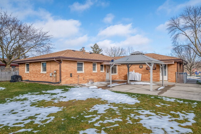 Building Photo - 5621 S 22nd St