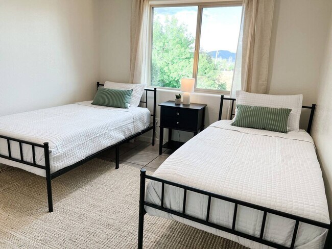 Twin beds - 8503 E Leigh Dr