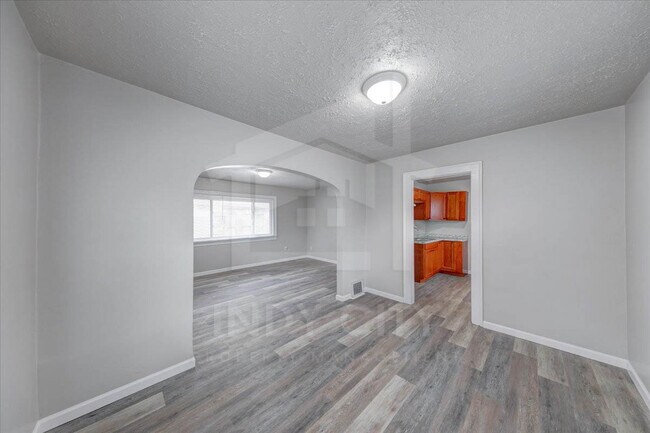 Building Photo - 919 N Bradley Ave