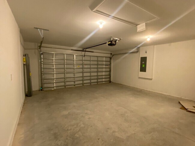 Building Photo - 4 Bed 2 Full Bath Single Family Home Available in SE Palm Bay FL!