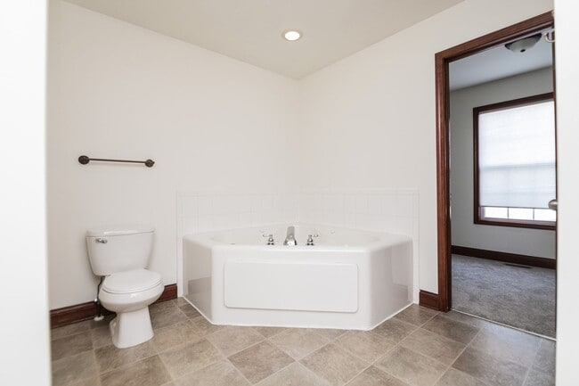 Building Photo - 3 Bedroom / 2 Bathroom Home for Rent in Va...