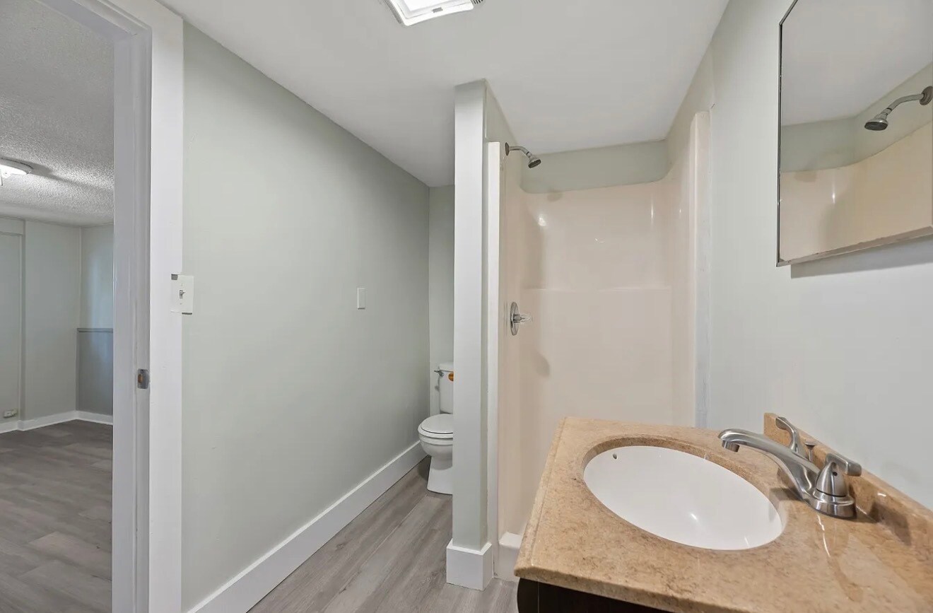 Building Photo - 1829 River Dr