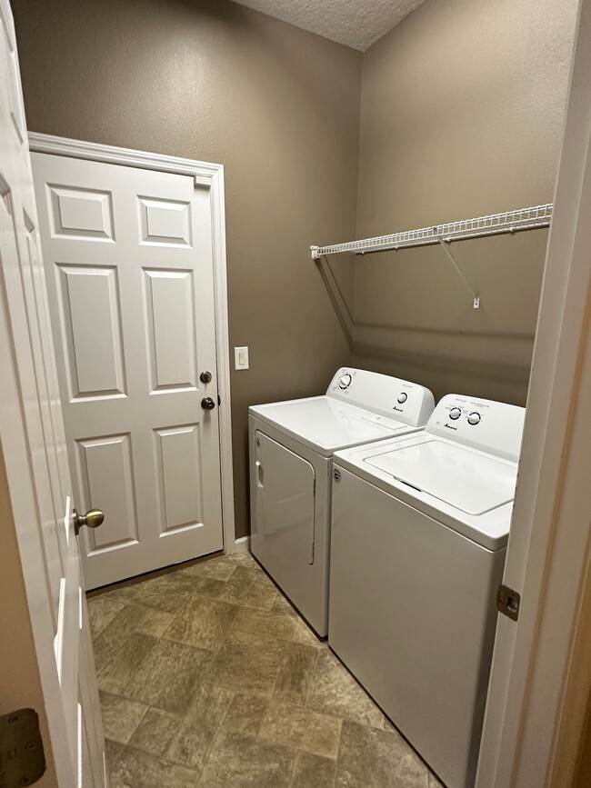 Building Photo - 627 Aeolian Dr