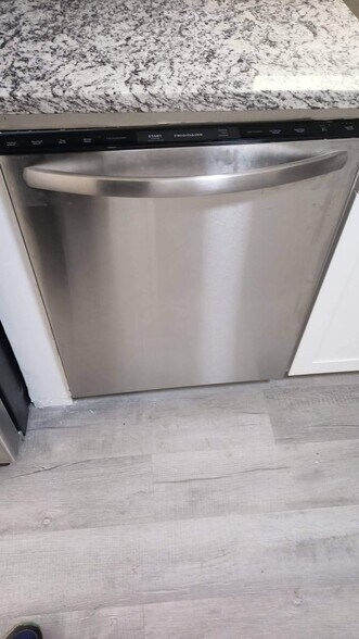 Building Photo - 4408 S Cypress Ave