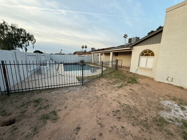 Building Photo - N 58th Dr