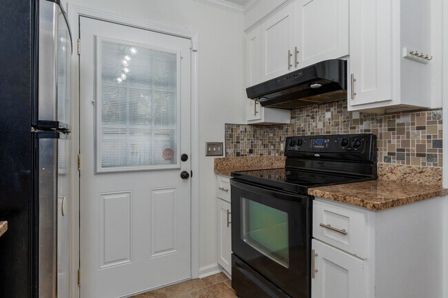 Building Photo - Charming 4-Bedroom Home in Prime Columbia ...