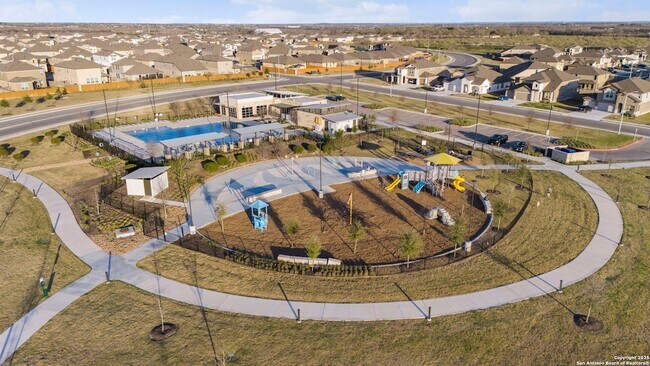 Building Photo - 511 Diamond Shls