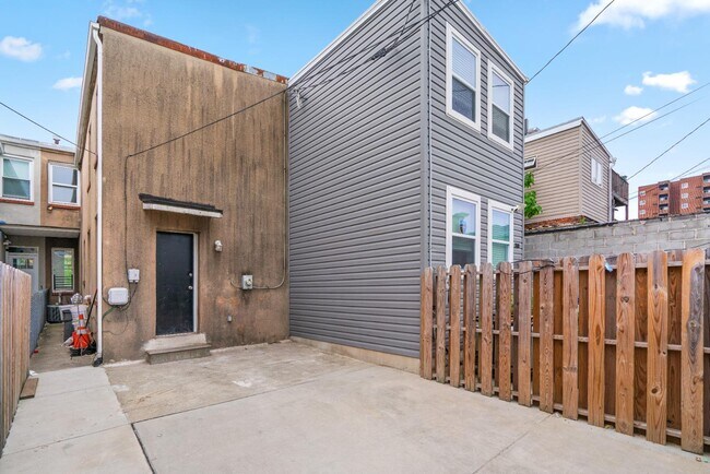Building Photo - 2110 E Fayette St