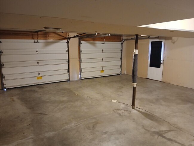 Building Photo - 3 bedrooms, 2.5 bathrooms, 2 car garage, with bonus flex room!