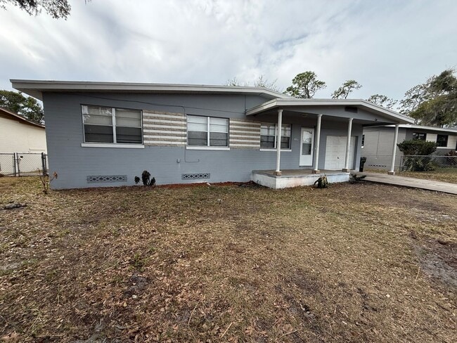 Building Photo - Spacious 3 bedroom 2 bath home with garage  Coming Soon! Available March 16th