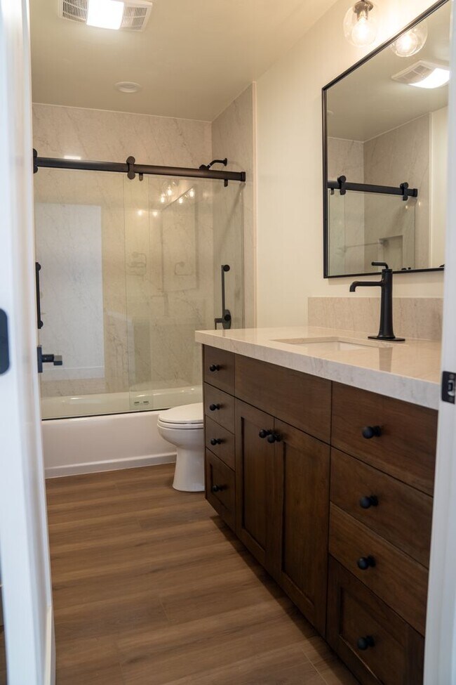 Building Photo - Completely Remodeled 3br Townhome in UTC